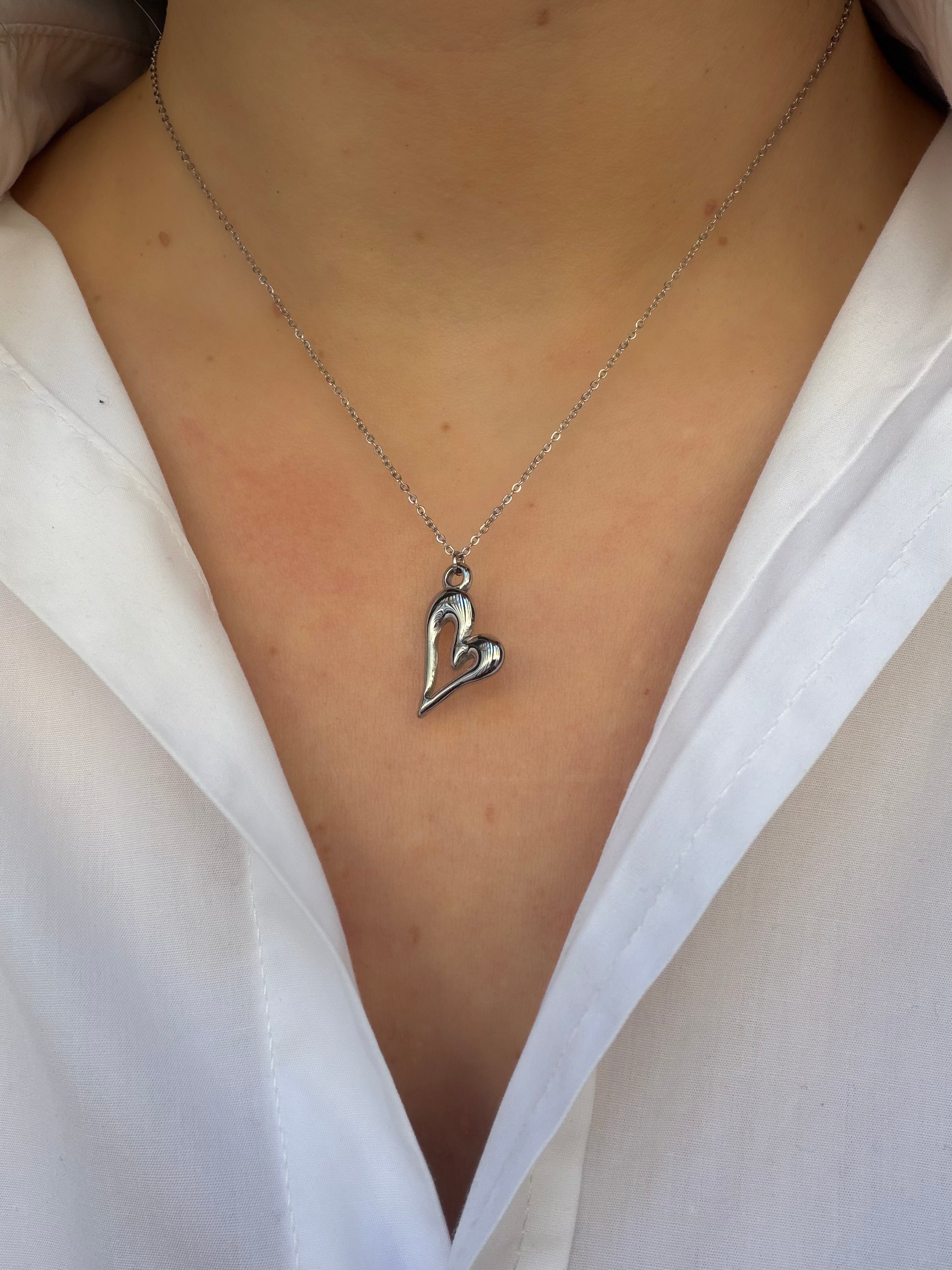 COLLAR CORAZÓN LÍQUIDO PLATEADO