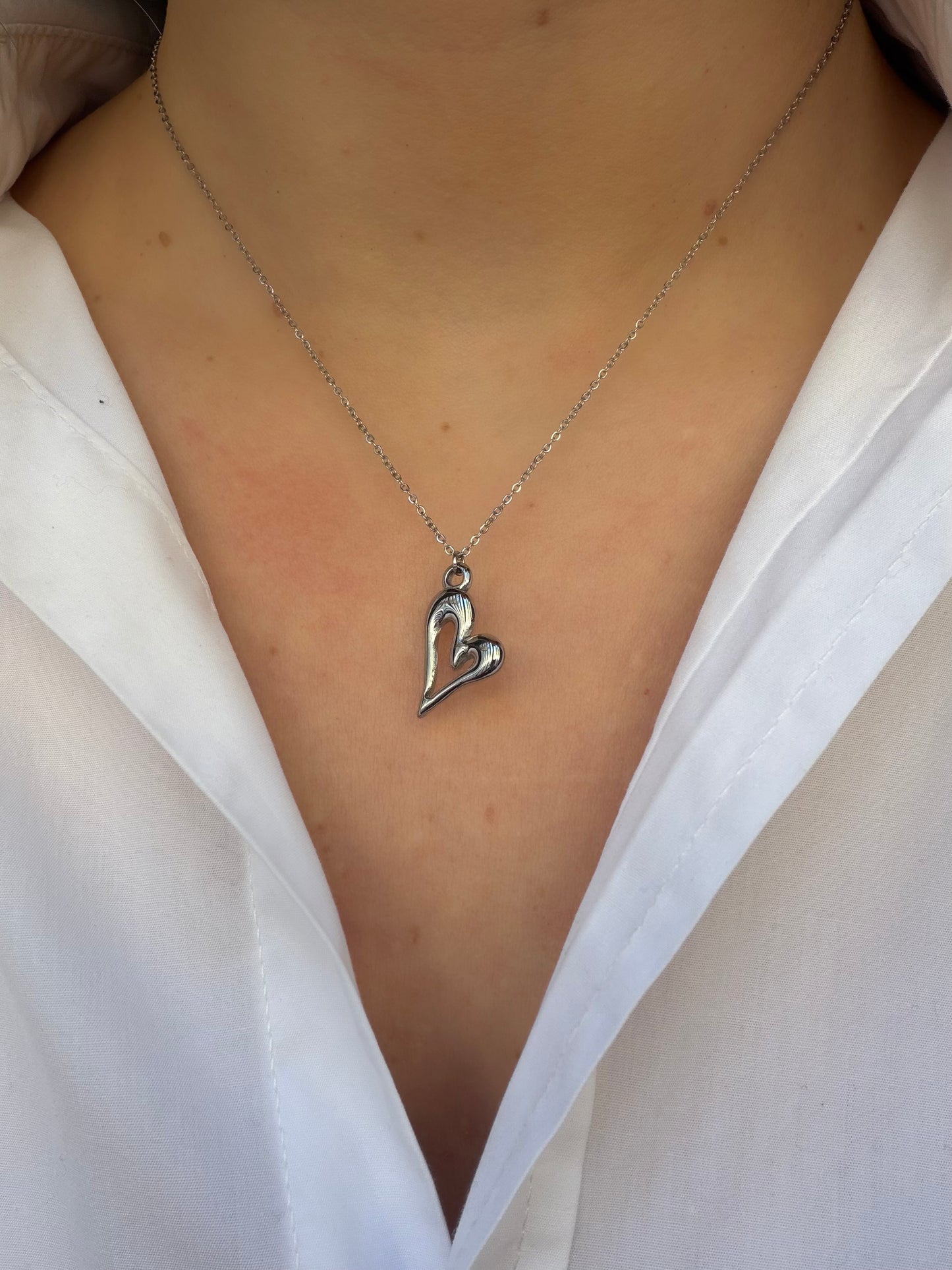 COLLAR CORAZÓN LÍQUIDO PLATEADO