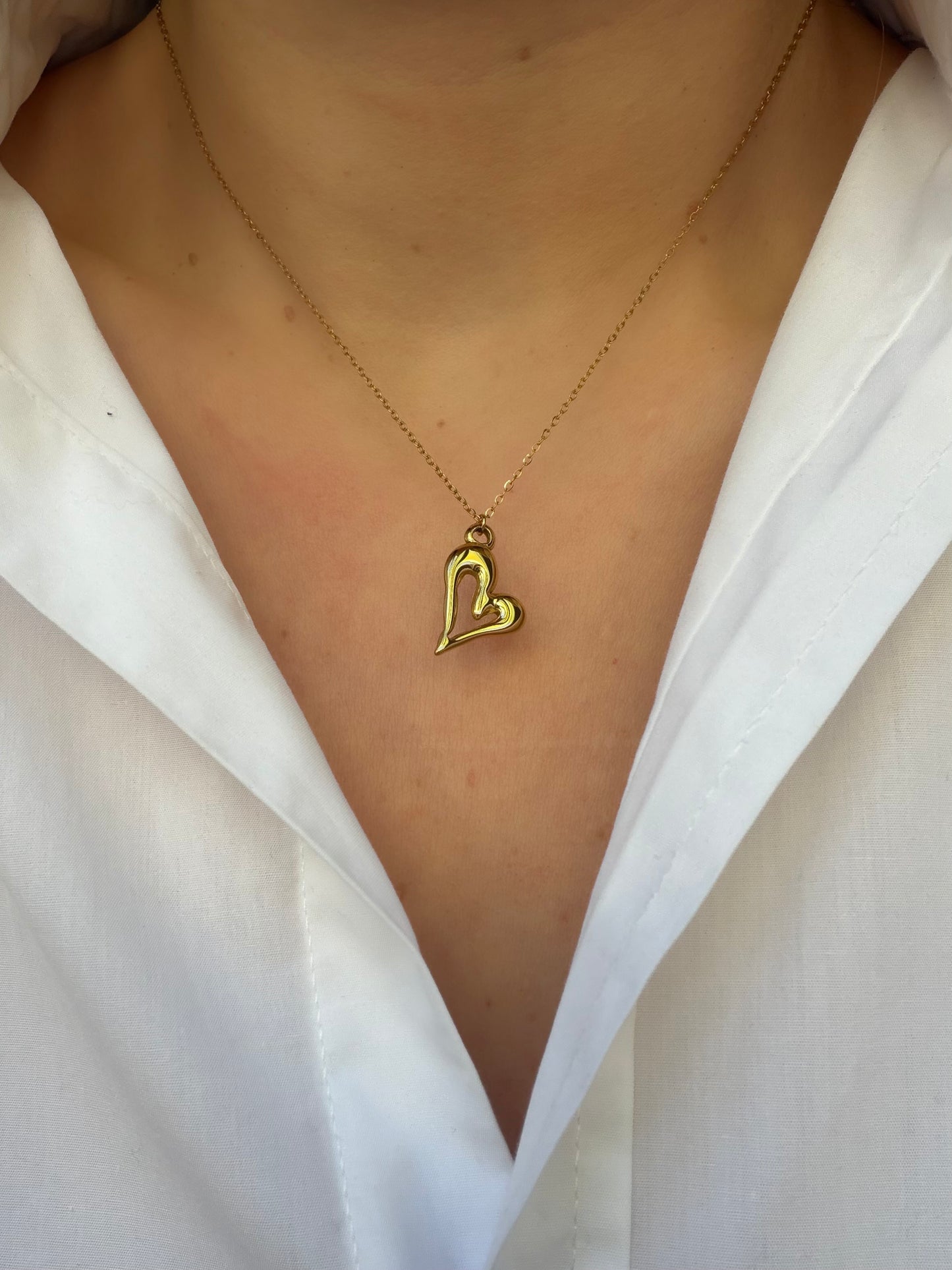 COLLAR CORAZÓN LÍQUIDO DORADO